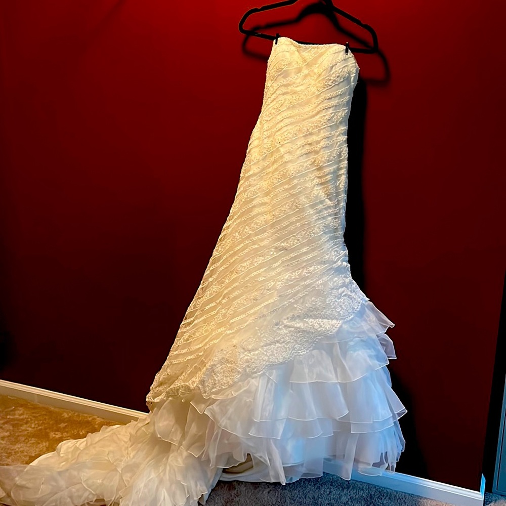 Strapless wedding dress